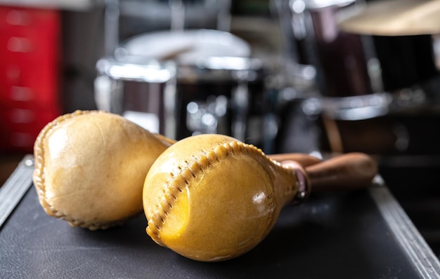 Maracas di legno per musica ispanica sul tavolo in studio di registrazione primo piano musicale tradizionale con scuotimento i