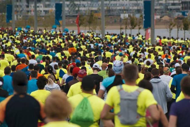 Maratona - gara di corsa, molte persone che corrono in abbigliamento sportivo