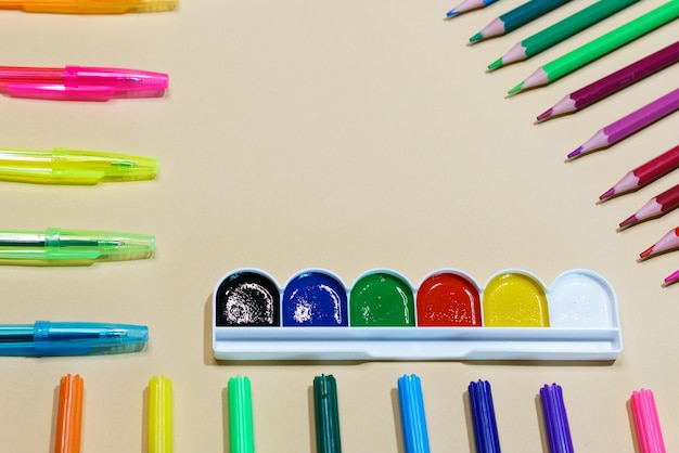 Marcatore di vernice e matite colorate sono un bastone di disegno più di dodici colori