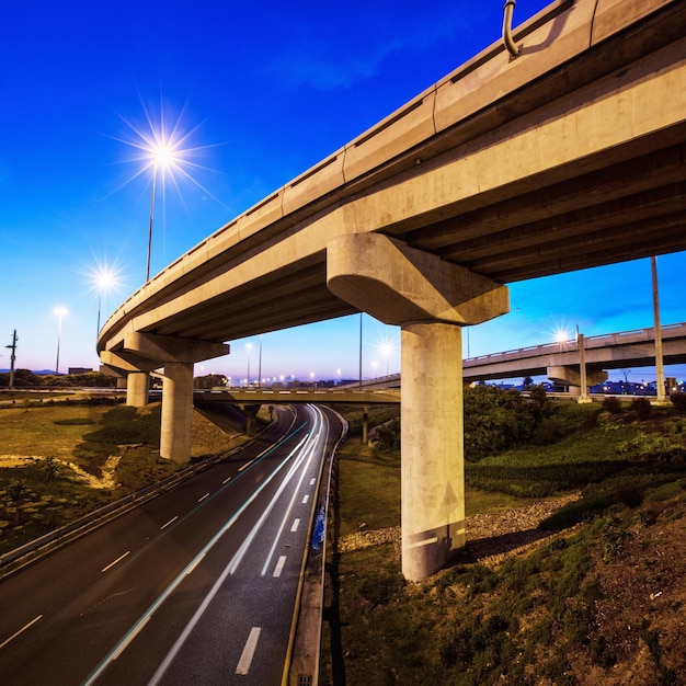 Marcatura di infrastrutture moderne Trasporti Un'immagine ritagliata di un cavalcavia in cemento su un tratto di strada