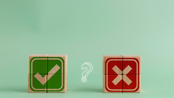 Foto marcatura e croce su un cubo di legno la decisione tra sì o no simbolo di scelta per l'approvazione o il rifiuto cambiare o scegliere un metodo o un concetto di strategia aziendale copia lo spazio con il segno d'interrogazione