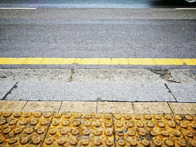 Marcatura gialla sulla strada