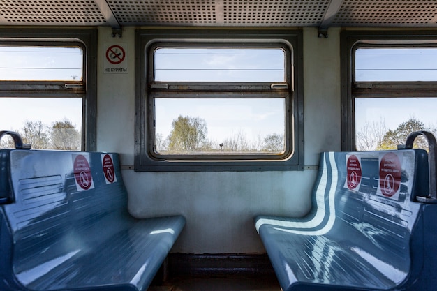 Marcatura sui sedili del treno per mantenere la distanza sociale nei trasporti durante la pandemia di coronavirus.