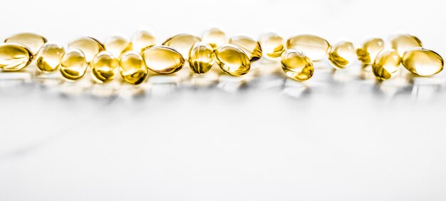 Marchio farmaceutico e concetto scientifico vitamina d e oro omega pillole per una dieta sana nutrizione olio di pesce integratore alimentare capsule pillola assistenza sanitaria e medicina come sfondo della farmacia