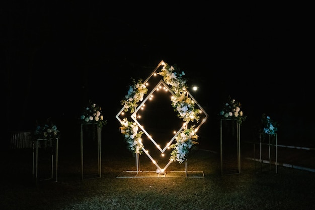 Marcia nuziale nel bosco con lampadine Bel matrimonio rustico nella foresta