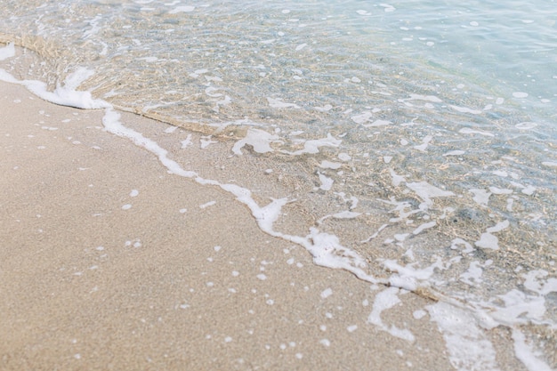 Mare acqua cristallina. Sabbia e mare nella giornata di sole. mar Mediterraneo