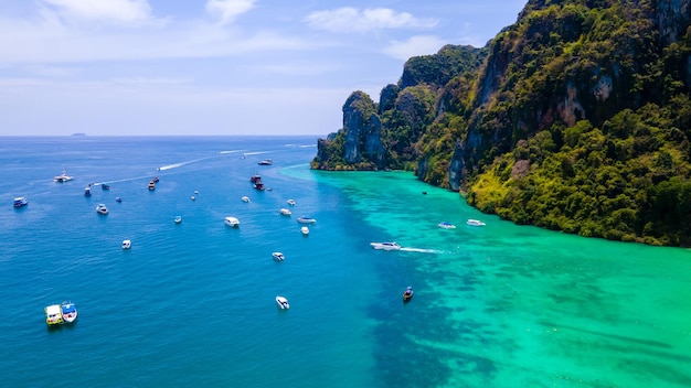 Mare ad alto angolo e barche per turisti a Phi Phi Island Phuket Thailandia