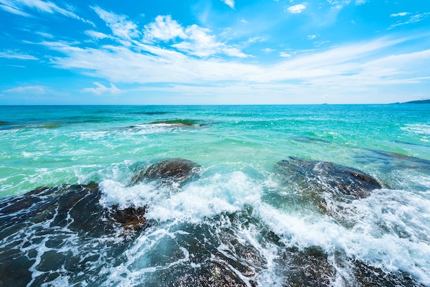 Mare aperto e spruzzi d&#39;acqua in spiaggia