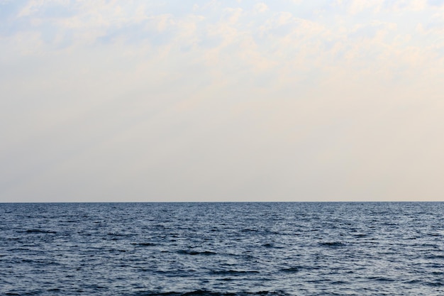 Mare azzurro con cieli sereni. spazio bianco. Foto di alta qualità