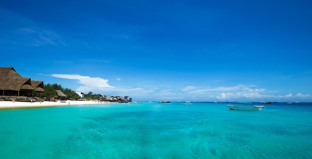 Mare azzurro e bellissimo cielo mare spiaggia