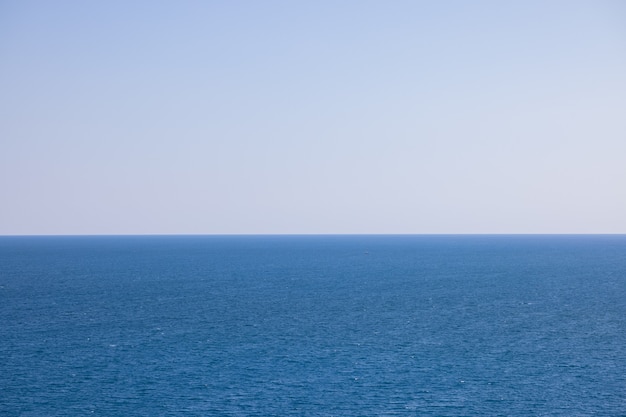 Mare azzurro e cielo azzurro