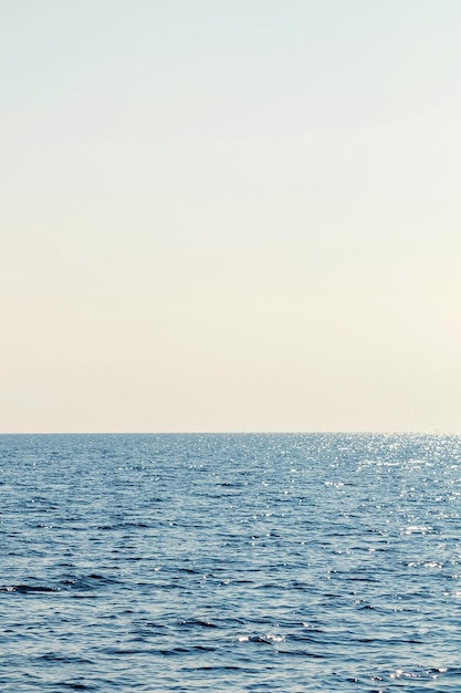 Mare azzurro e cielo limpido. Mar dei Caraibi.