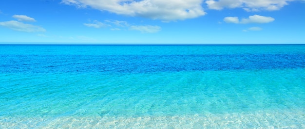 Mare azzurro e cielo nuvoloso a Fiume Santo Sardegna