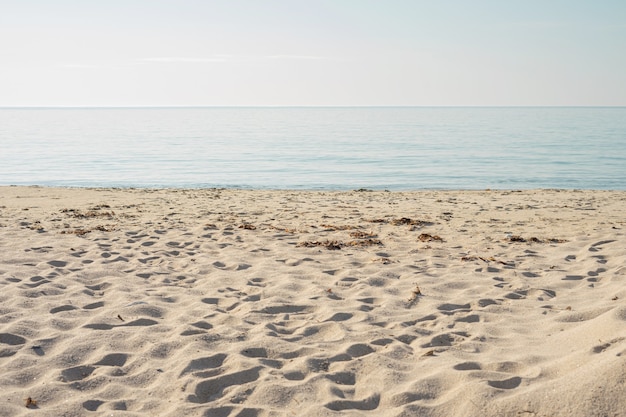 Mare azzurro e paesaggio di sabbia bianca