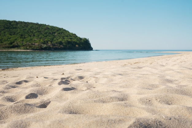 Mare azzurro e paesaggio di sabbia bianca