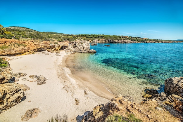 Mare azzurro in una piccola baia in Sardegna Italia