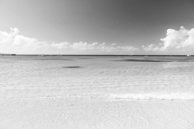 Mare Belle nuvole bianche sul cielo blu sopra il mare calmo con la riflessione del sole bali Mare tranquillo armonia della superficie dell'acqua calma Cielo soleggiato e oceano blu calmo Mare vibrante con nuvole all'orizzonte