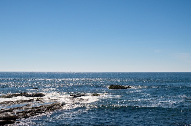 Mare blu con costa rocciosa