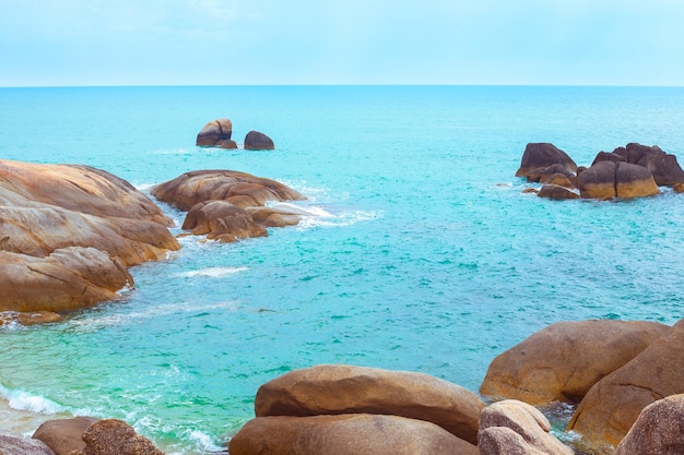 Mare blu con grandi massi nell'acqua Bellissimo paesaggio marino Viaggi e turismo