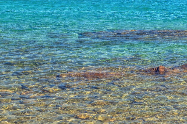 Mare blu con onde.