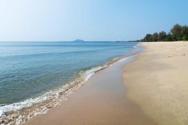 Mare blu con spiaggia di sabbia in una giornata di sole. Destinazione per le vacanze estive. Vista naturale