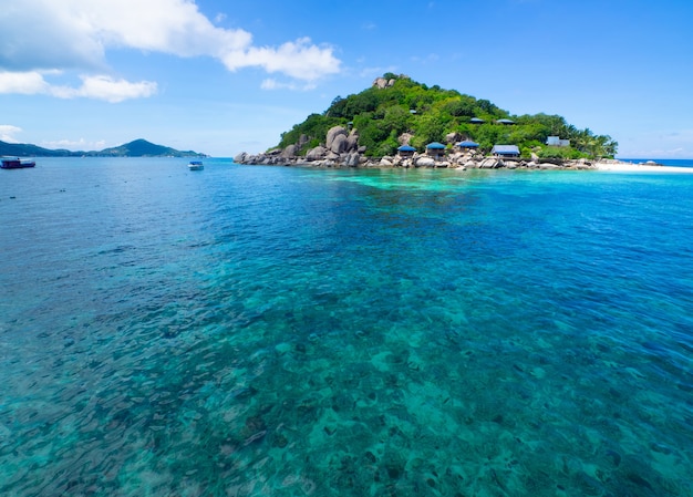 Mare blu e cielo all'isola di koh rok lanta