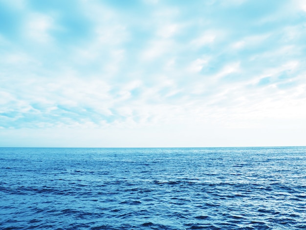 Mare blu e cielo nuvoloso su di esso. Cielo blu e nuvole del mare dal fuco aereo.