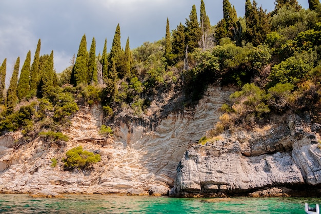 Mare blu e rocce. Tempo di viaggio. Concetto di vacanza. Tour nella natura selvaggia.