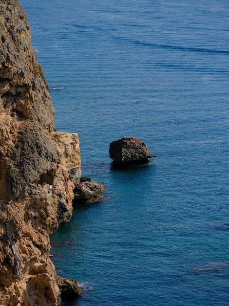 Mare blu e rocce