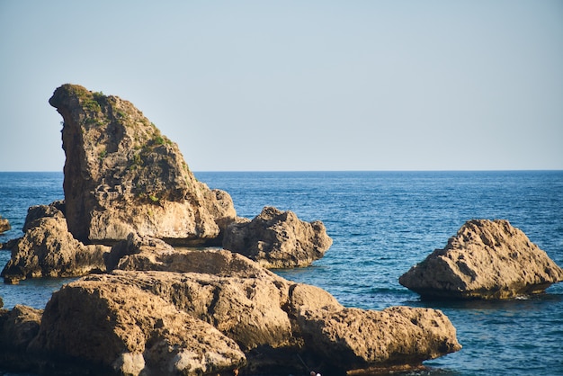 Mare blu e sfondo di roccia