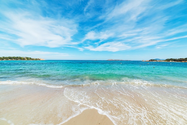 Mare blu nella spiaggia di Romazzino Sardegna