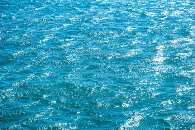 Mare blu per lo sfondo. Texture acqua naturale