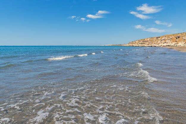 Mare caldo d'estate, spiaggia deserta