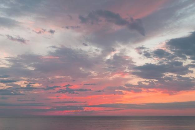 Mare calmo con cielo al tramonto con nuvole