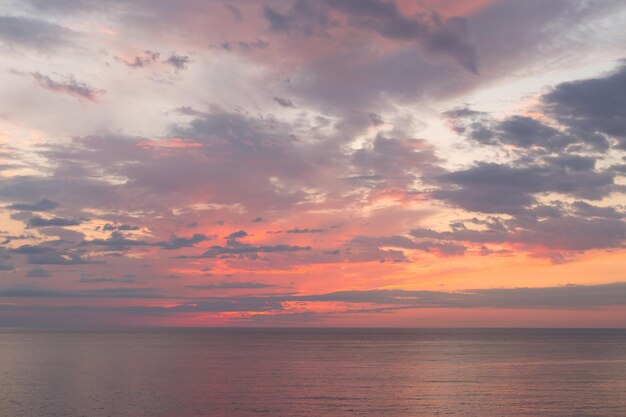 Mare calmo con cielo al tramonto con nuvole