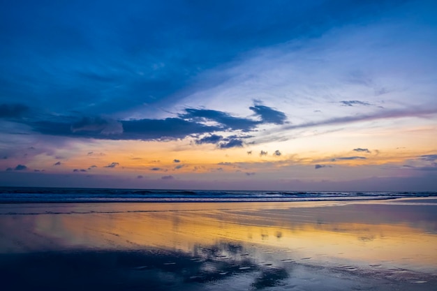 Mare calmo con il cielo al tramonto e il sole attraverso le nuvole sopra l'oceano di meditazione e lo sfondo del cielo tranqui