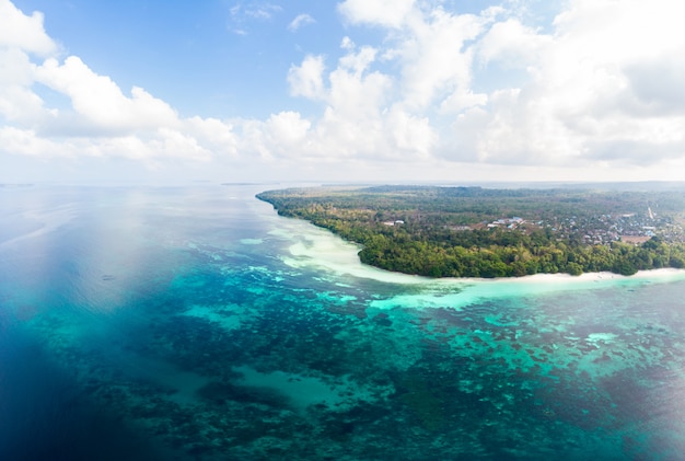 Mare caraibico della scogliera tropicale dell'isola della spiaggia di vista aerea a Kei Island, arcipelago delle Molucche dell'Indonesia.