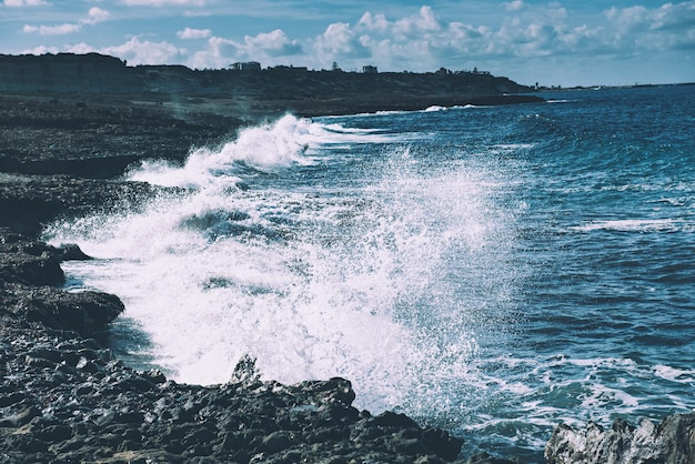 Mare che spruzza sulle rocce