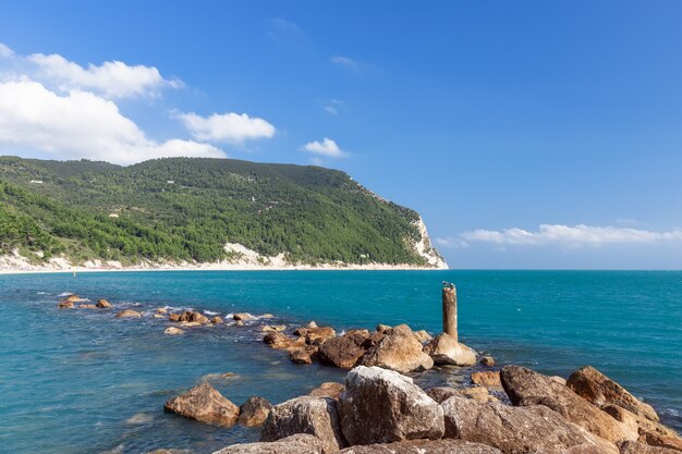 Mare color smeraldo al largo della spiaggia di Urbani, riviera del Conero. Sirolo, Italia.