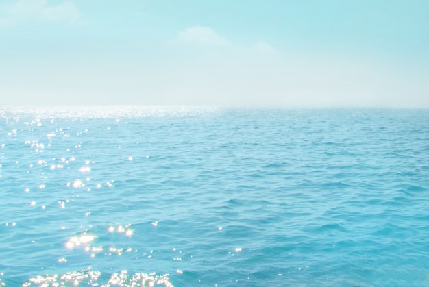 Mare con cielo blu e nuvole bianche