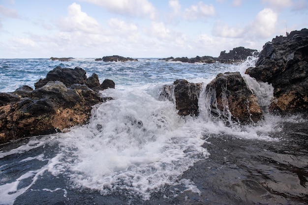 Mare con le pietre e la sabbia di una spiaggia onde del mare la linea delle ciglia impatto rock