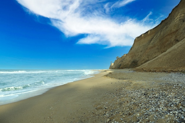 Mare con onde sulla bellissima spiaggia di sabbia