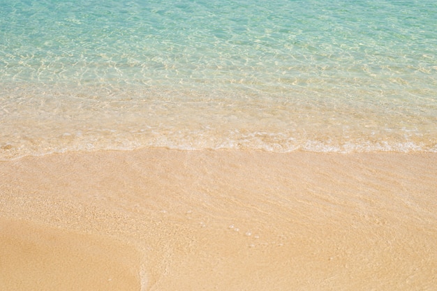 Mare con una dolce onda e una spiaggia di sabbia