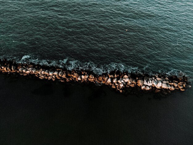 mare d'acqua con riflessi del sole