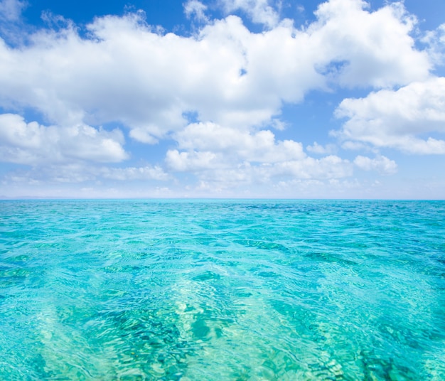 Mare del turchese delle isole di Belearic sotto cielo blu