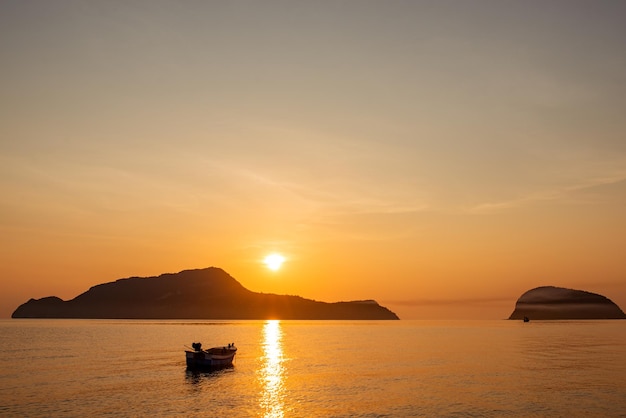 Mare della barca al tramonto