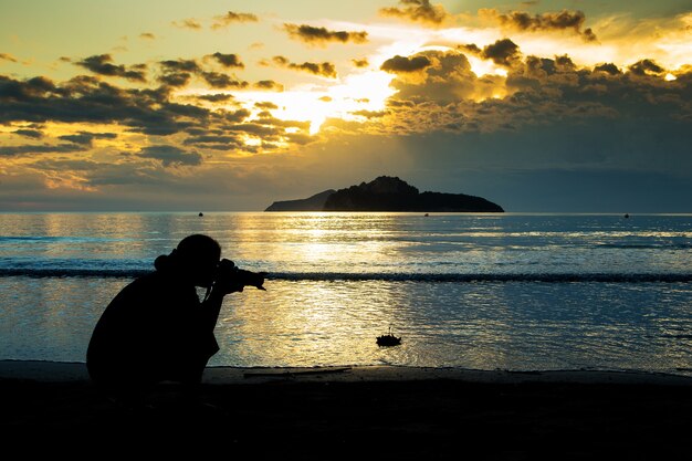 Mare della fucilazione della siluetta della donna ad alba.