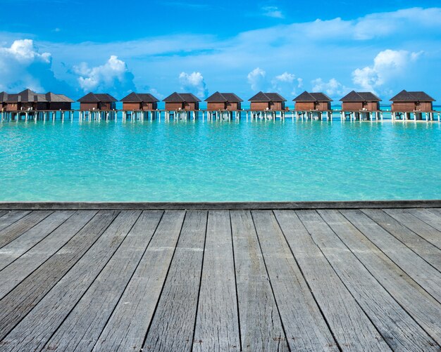 Mare delle Maldive. isola tropicale delle Maldive con spiaggia. paesaggio di viaggio