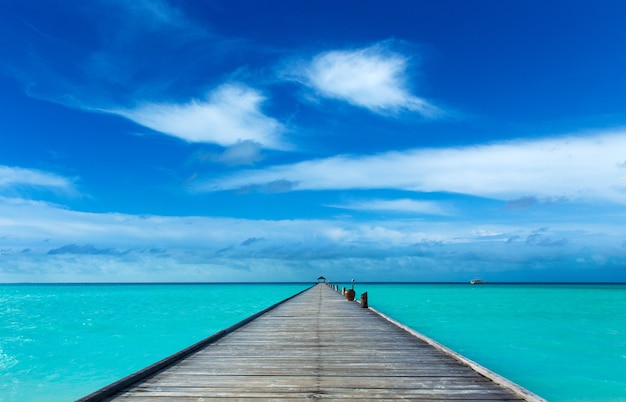 Mare delle Maldive. mare tropicale delle Maldive contro il cielo nuvoloso blu