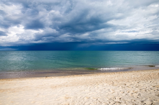 Mare e cielo blu tropicali